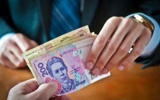 Вымогал деньги от предпринимательницы: в Кировоградской области задержали депутата