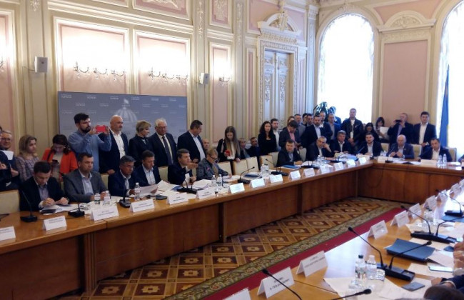 Продаж землі: розгляд законопроектів зірваний