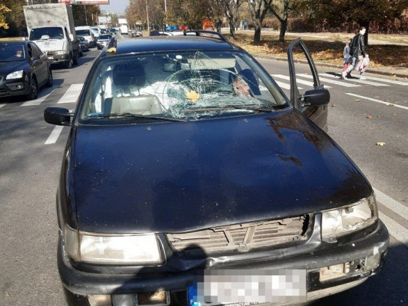 Инцидент в Харькове: легковой автомобиль наехал на женщину с детьми