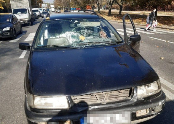 Инцидент в Харькове: легковой автомобиль наехал на женщину с детьми