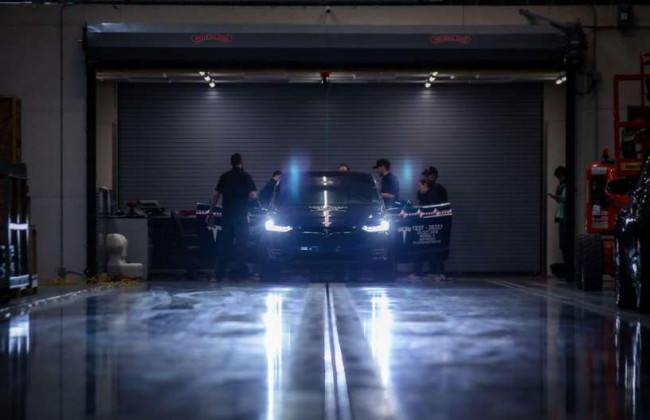 Краш-тест Теслы в секретной лаборатории показали на видео