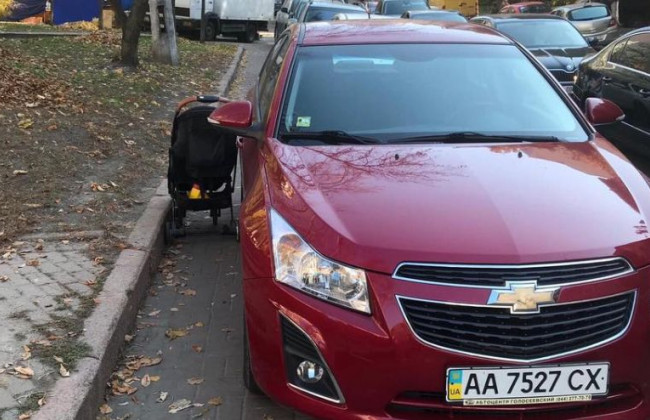 Киевлян разозлили дерзкие «герои парковки», фото