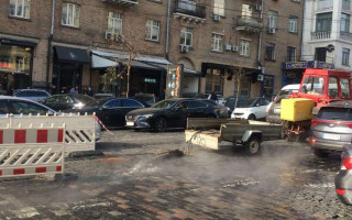 Центр Киева залило водой: по дорогам течет кипяток