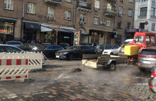 Центр Киева залило водой: по дорогам течет кипяток