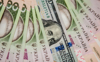 В Киеве дерзкий мошенник пытался обменять сувенирные деньги на $15000