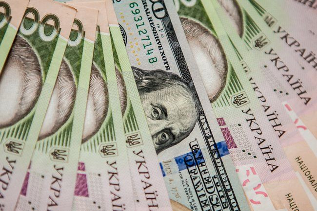 В Киеве дерзкий мошенник пытался обменять сувенирные деньги на $15000