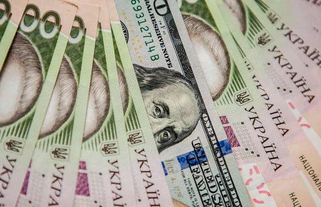 В Киеве дерзкий мошенник пытался обменять сувенирные деньги на $15000