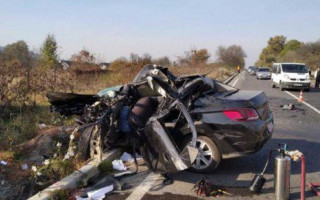 Фура раздавила легковушку с водителем: жуткое ДТП подо Львовом