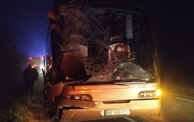 Зіткнення пасажирського автобуса і вантажівки в Рівненській області: є жертви