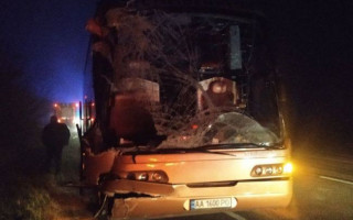 Зіткнення пасажирського автобуса і вантажівки в Рівненській області: є жертви