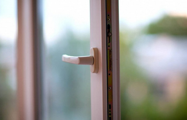 Из окна столичной школы выбросилась девочка