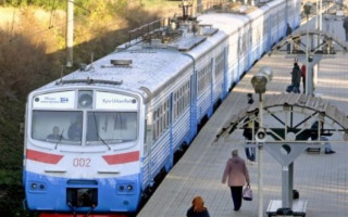 У Києві вандали понівечили електрички: є подробиці