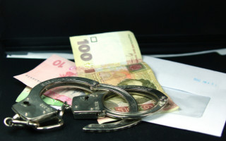 Хабарництво та підроблення документів: податківцю загрожує до 10 років ув’язнення
