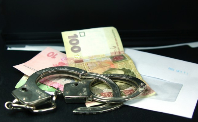 Хабарництво та підроблення документів: податківцю загрожує до 10 років ув’язнення