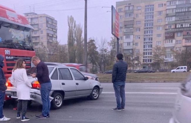 Тройное ДТП в Киеве: авария спровоцировала серьезную пробку