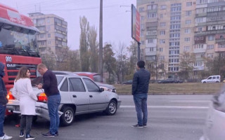 Тройное ДТП в Киеве: авария спровоцировала серьезную пробку