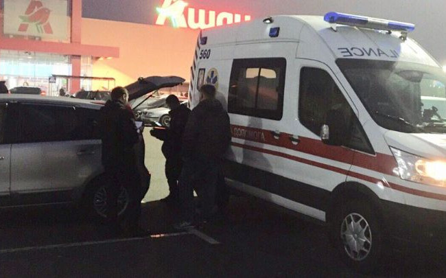 Выпила яд и умерла: в Киеве возле гипермаркета произошла трагедия