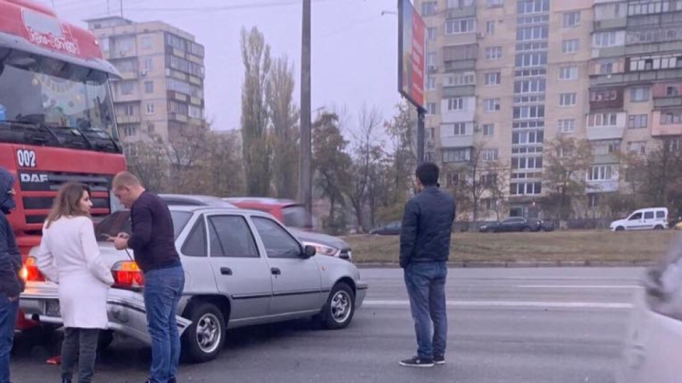 Тройное ДТП в Киеве: авария спровоцировала серьезную пробку