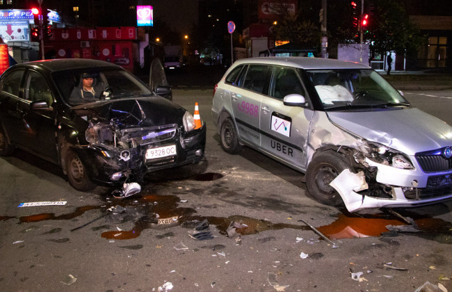 В Киеве два таксиста не поделили дорогу: много пострадавших