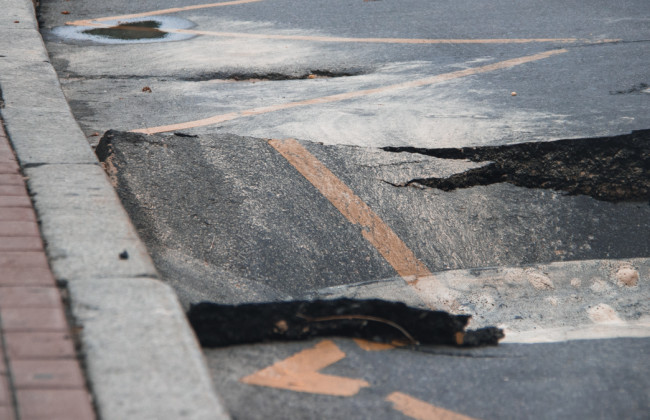 В Киеве девушка посреди дороги упала в яму