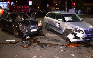 В Киеве два таксиста не поделили дорогу: много пострадавших