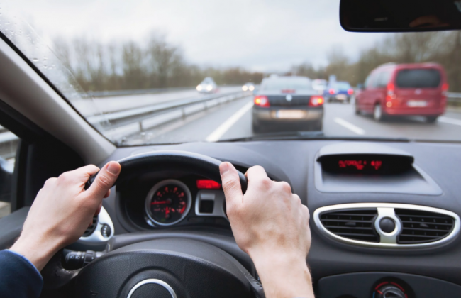 Назвали три привычки, которые вредят водителям за рулем