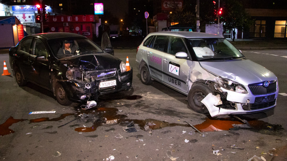 В Киеве два таксиста не поделили дорогу: много пострадавших