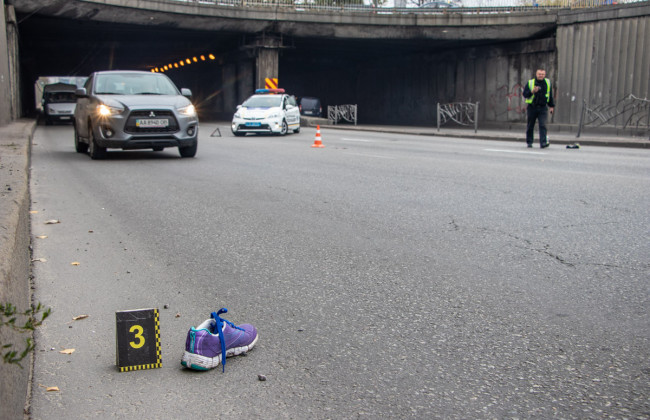 В Киеве Hyundai на полном ходу снес женщину: подробности