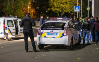 В Киеве неадекват посреди улицы обстрелял женщину: подробности