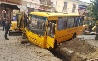 ЧП в Черновцах: школьный автобус с детьми влетел в яму, фото