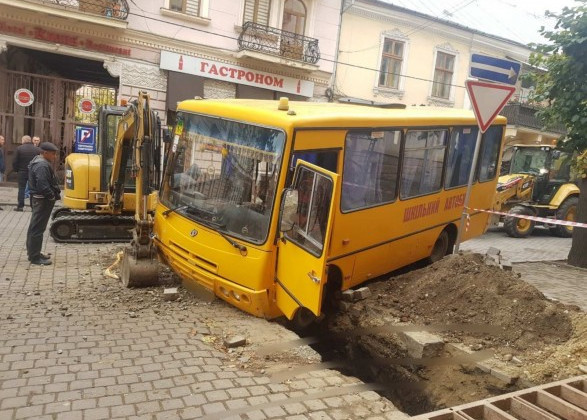 ЧП в Черновцах: школьный автобус с детьми влетел в яму, фото