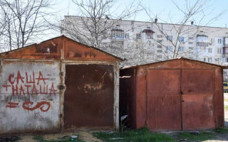 На Волині пенсіонер тримав у гаражі арсенал зброї, фото