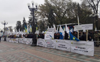 Под Радой аграрии устроили акцию протеста: что требуют от нардепов