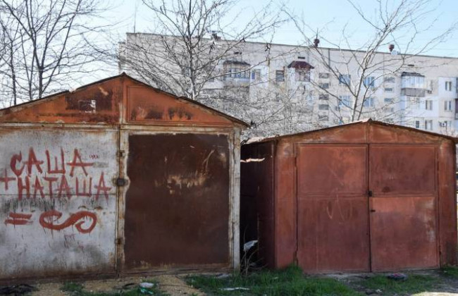 На Волині пенсіонер тримав у гаражі арсенал зброї, фото