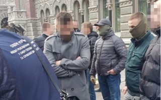 Задержали с поличным: в Киеве на вымогательстве денег попался сотрудник НБУ