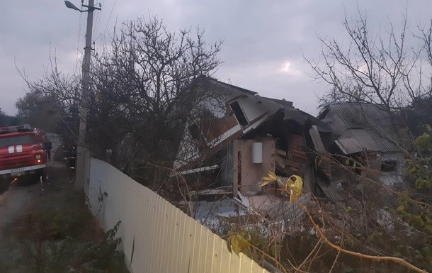 Под Киевом мощный взрыв разрушил часть дома: есть пострадавший
