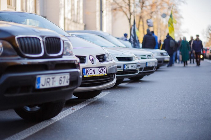 Ввезти в Украину автомобиль на еврономерах будет очень сложно: чего ждать водителям