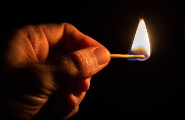 В центре Киева на оживленной улице подожгли дорогой внедорожник, видео