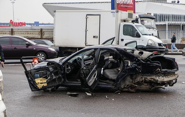 Смертельное ДТП в Киеве: Audi выехал на встречку и влетел в BMW, погибли двое мужчин