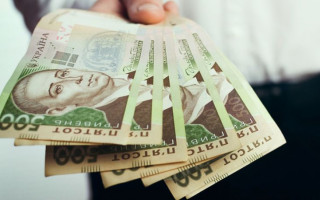 Кабмін переводить виплати співробітникам органів влади у безготівкову форму
