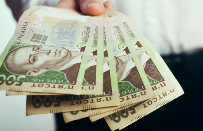 Кабмін переводить виплати співробітникам органів влади у безготівкову форму