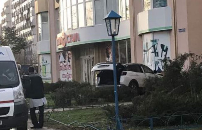 В Херсоне внедорожник влетел в магазин: появилось видео