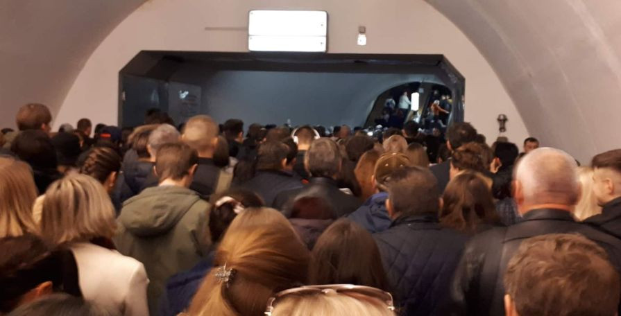 Образовались огромные очереди: в Киеве не работают несколько станций метро