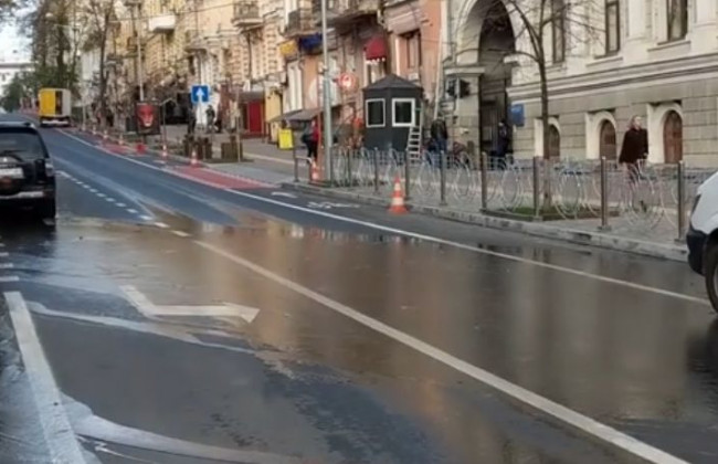 У Києві комунальники залили водою одну з вулиць: з’явилось відео