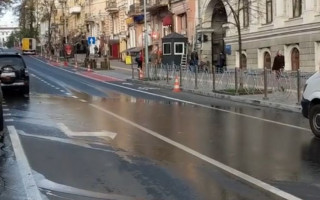 У Києві комунальники залили водою одну з вулиць: з’явилось відео