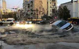 У центрі Києва вулицю залило окропом через прорив труби: фото