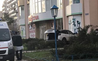 В Херсоне внедорожник влетел в магазин: появилось видео