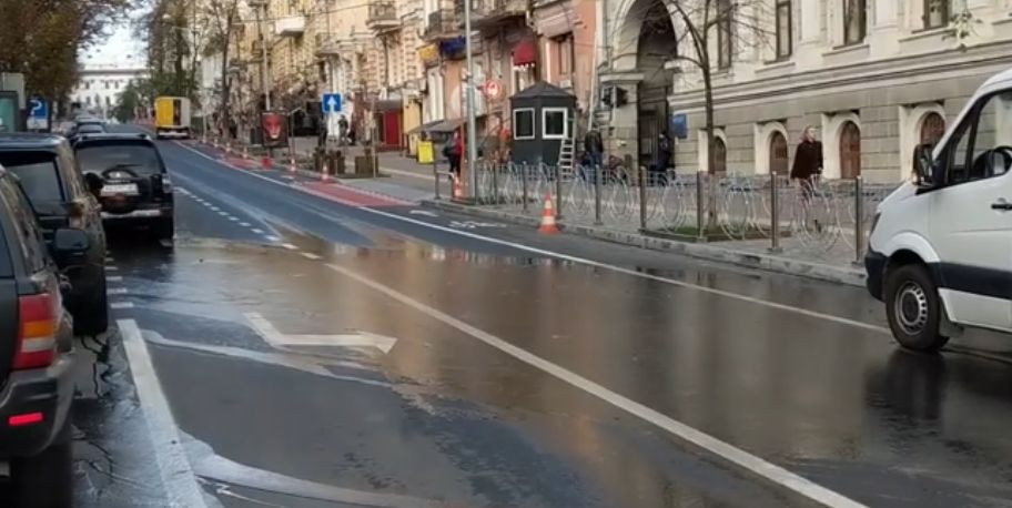 У Києві комунальники залили водою одну з вулиць: з’явилось відео