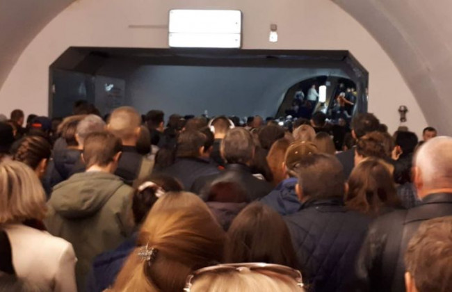 Образовались огромные очереди: в Киеве не работают несколько станций метро