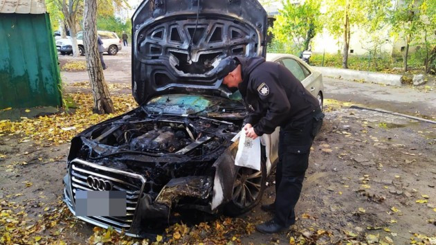 Двое в балаклавах подожгли авто с женщиной в салоне: копы задержали подозреваемого